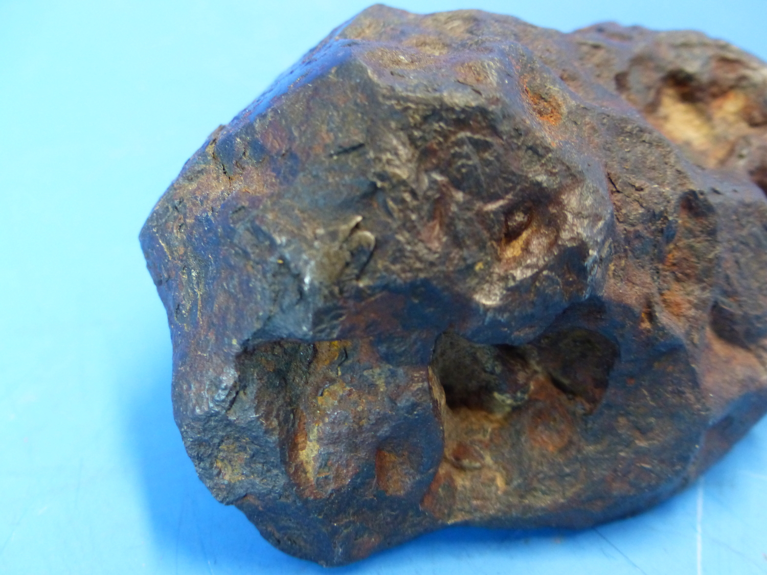 A LARGE HEAVY FRAGMENT METEORITE FROM THE YUKON.9CM LONG - Image 3 of 9