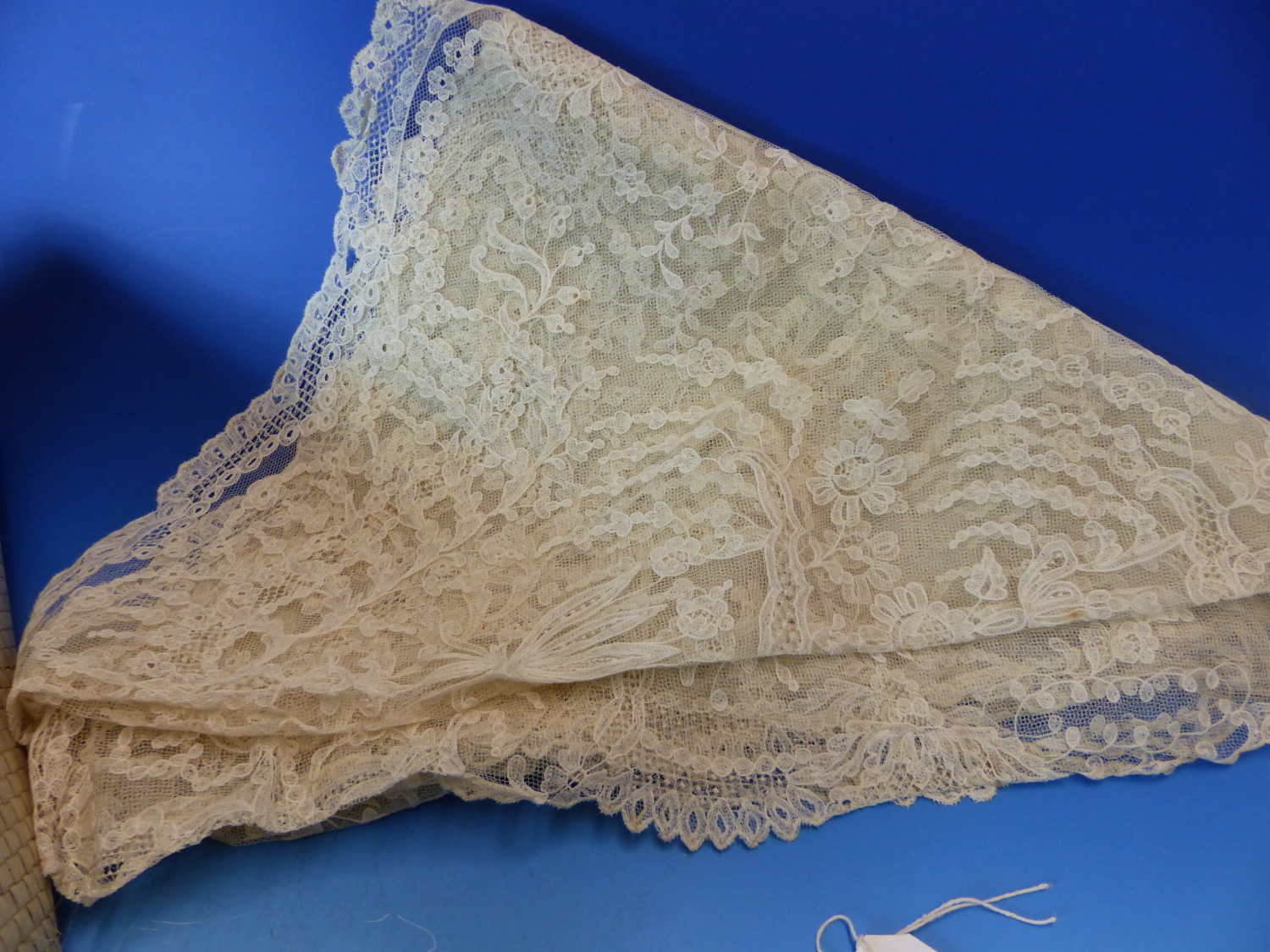 A SMALL COLLECTION OF ANTIQUE AND FINELY WORKED LACE, TO INCLUDE A SHAWL, VEILS, ETC. - Image 3 of 15