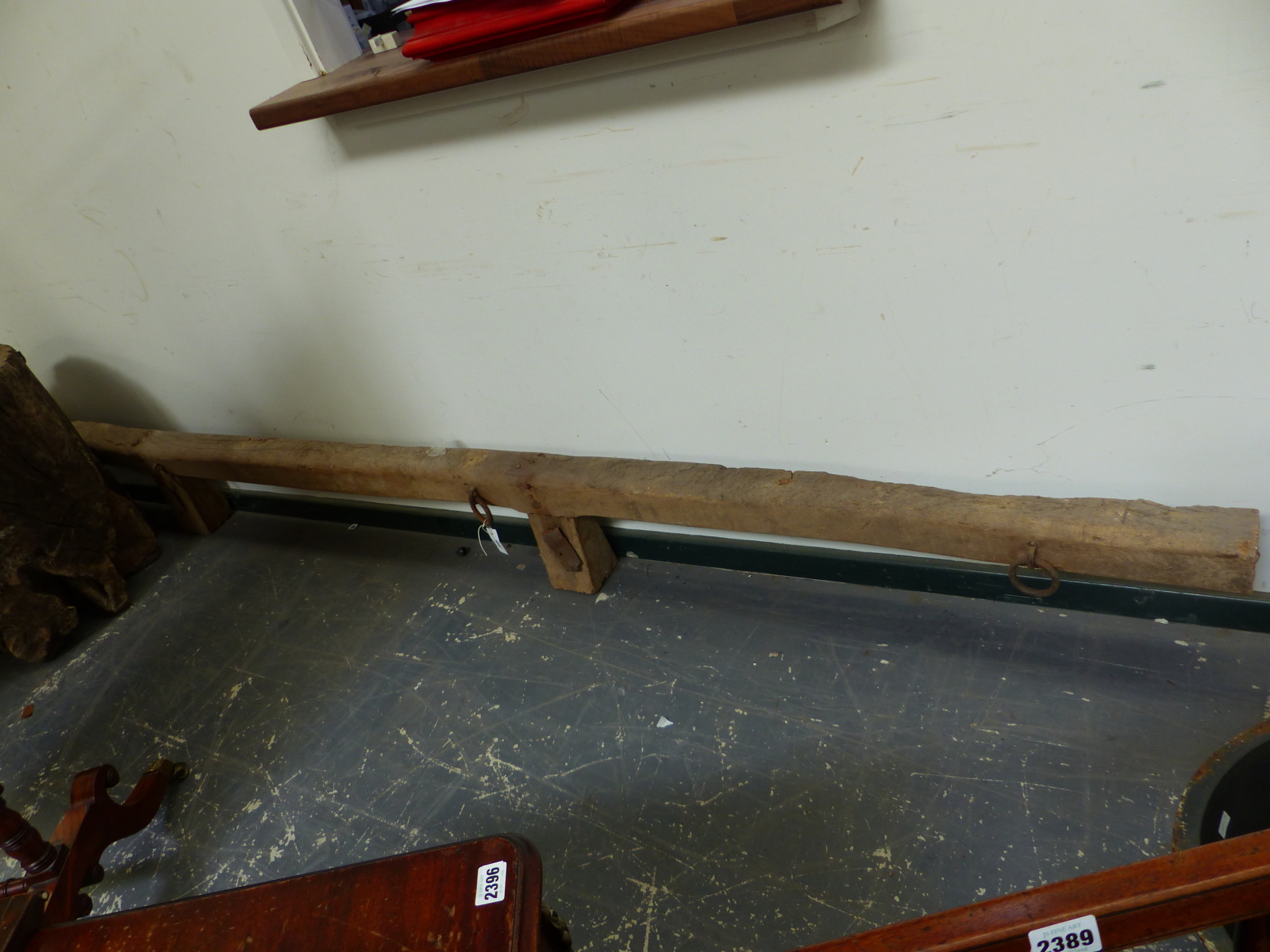 A 19th.C.ELM TETHERING RAIL WITH WROUGHT IRON FITMENTS. L.330cms.