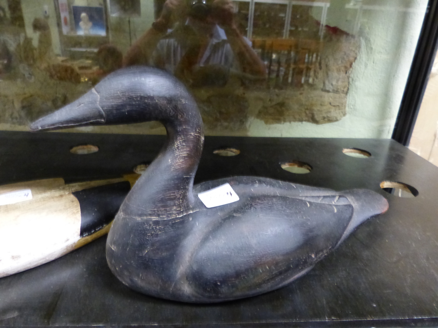 THREE CARVED AND PAINTED DUCK DECOYS, LENGTH OF LARGEST 39cms, TOGETHER WITH A CERAMIC EXAMPLE. - Image 22 of 25