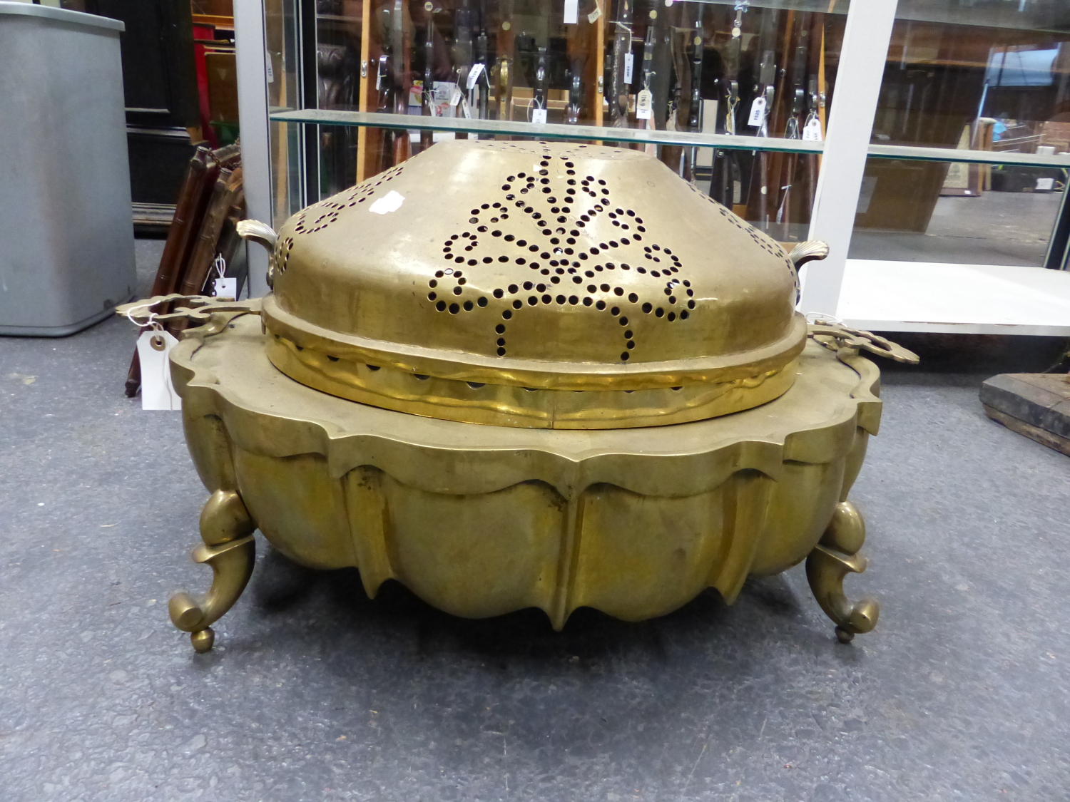 A PERSIAN HEAVY CAST AND PIERCED BRASS BRAZIER WITH DOME COVER, OVAL LOBED FORM WITH SCROLL FEET. H.