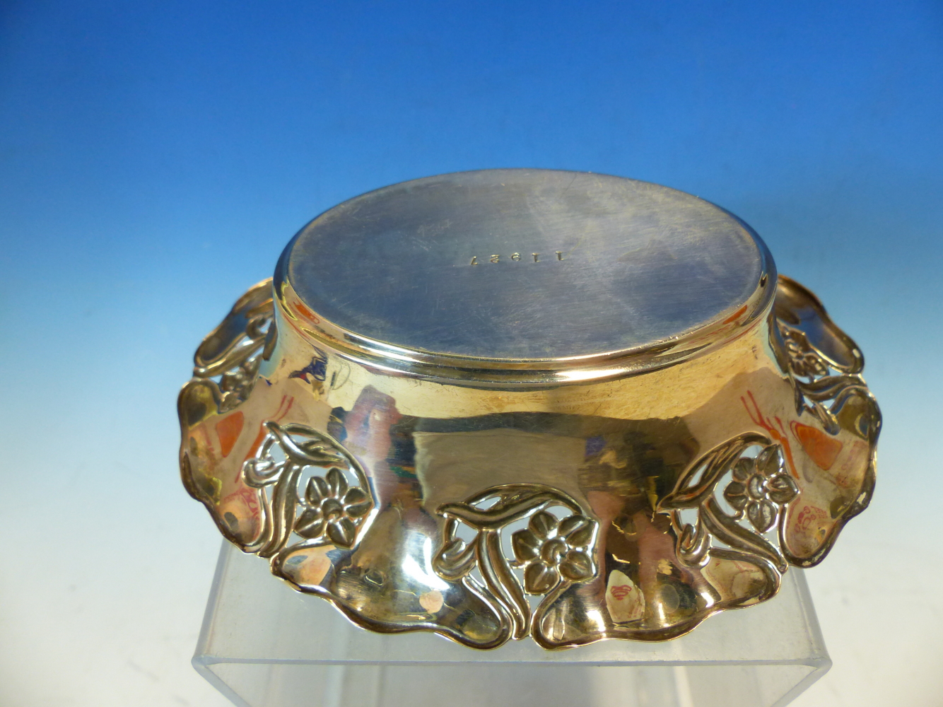 A PAIR OF HALLMARKED SILVER ART NOUVEAU SMALL DISHES. - Image 2 of 6