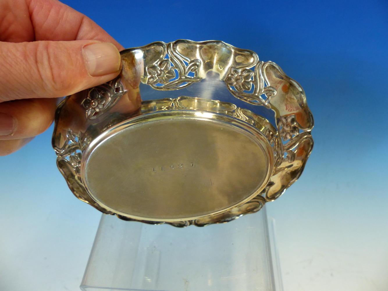 A PAIR OF HALLMARKED SILVER ART NOUVEAU SMALL DISHES. - Image 6 of 6