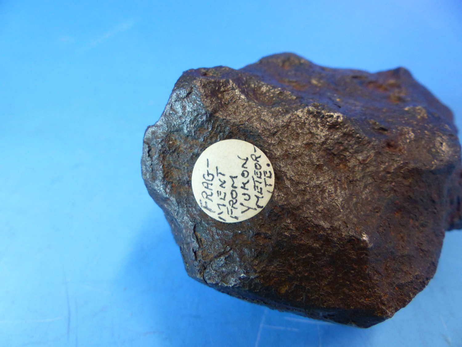 A LARGE HEAVY FRAGMENT METEORITE FROM THE YUKON.9CM LONG - Image 5 of 9
