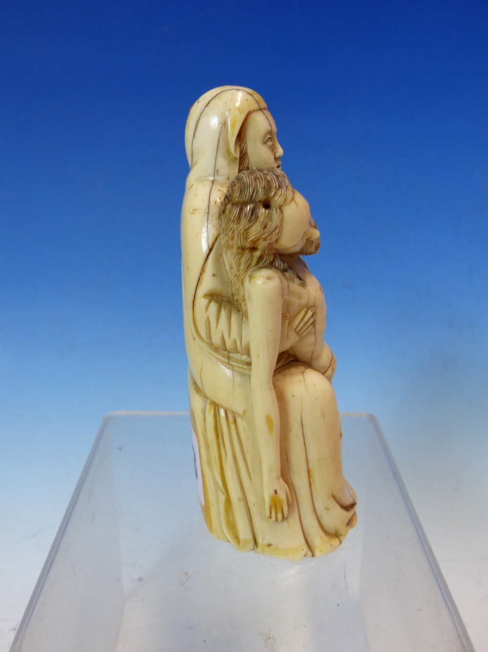 AN 18TH CENTURY CARVED IVORY FIGURE GROUP OF THE VIRGIN HOLDING THE DEAD CHRIST. PROBABLY GERMAN. 12 - Image 9 of 13