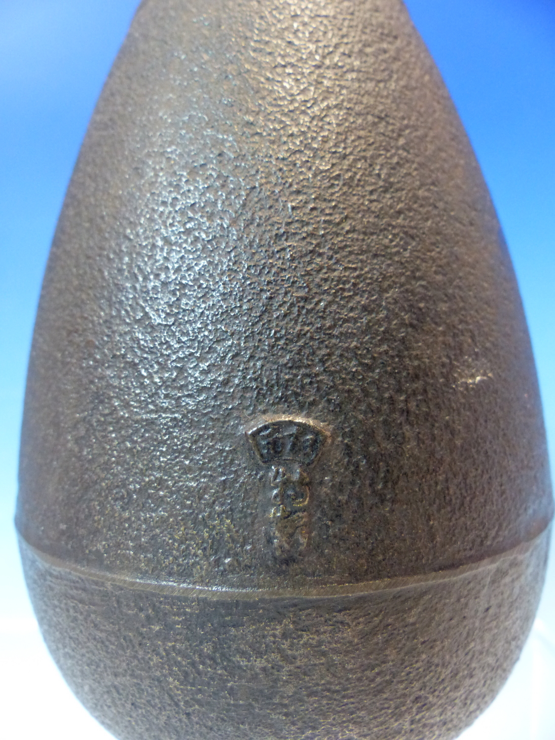 A JAPANESE CAST IRON VASE OF OVOID FORM WITH SCRIPT DECORATION AND SIGNITURE SEAL. 13CM HIGH - Image 8 of 9