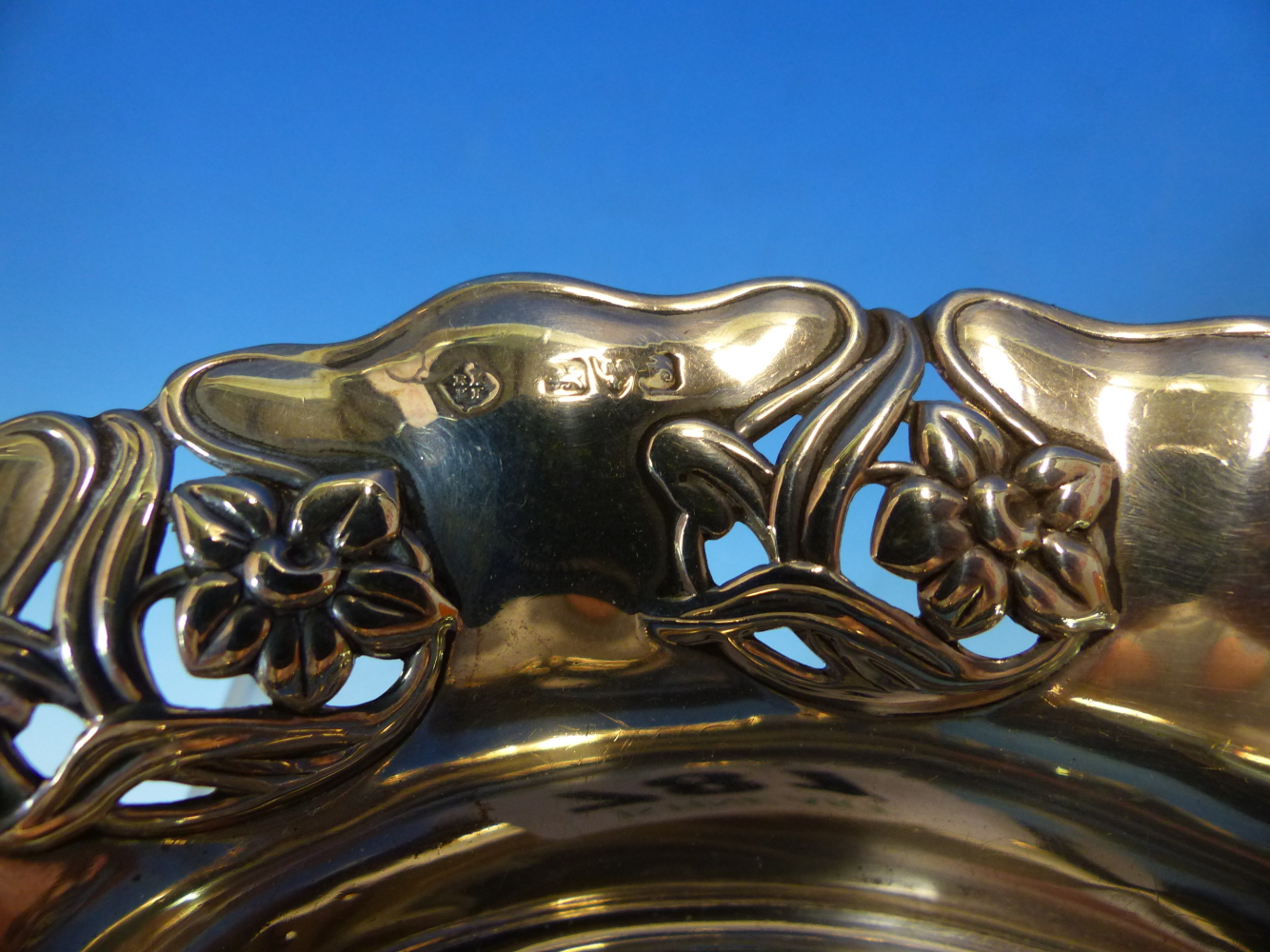 A PAIR OF HALLMARKED SILVER ART NOUVEAU SMALL DISHES. - Image 3 of 6