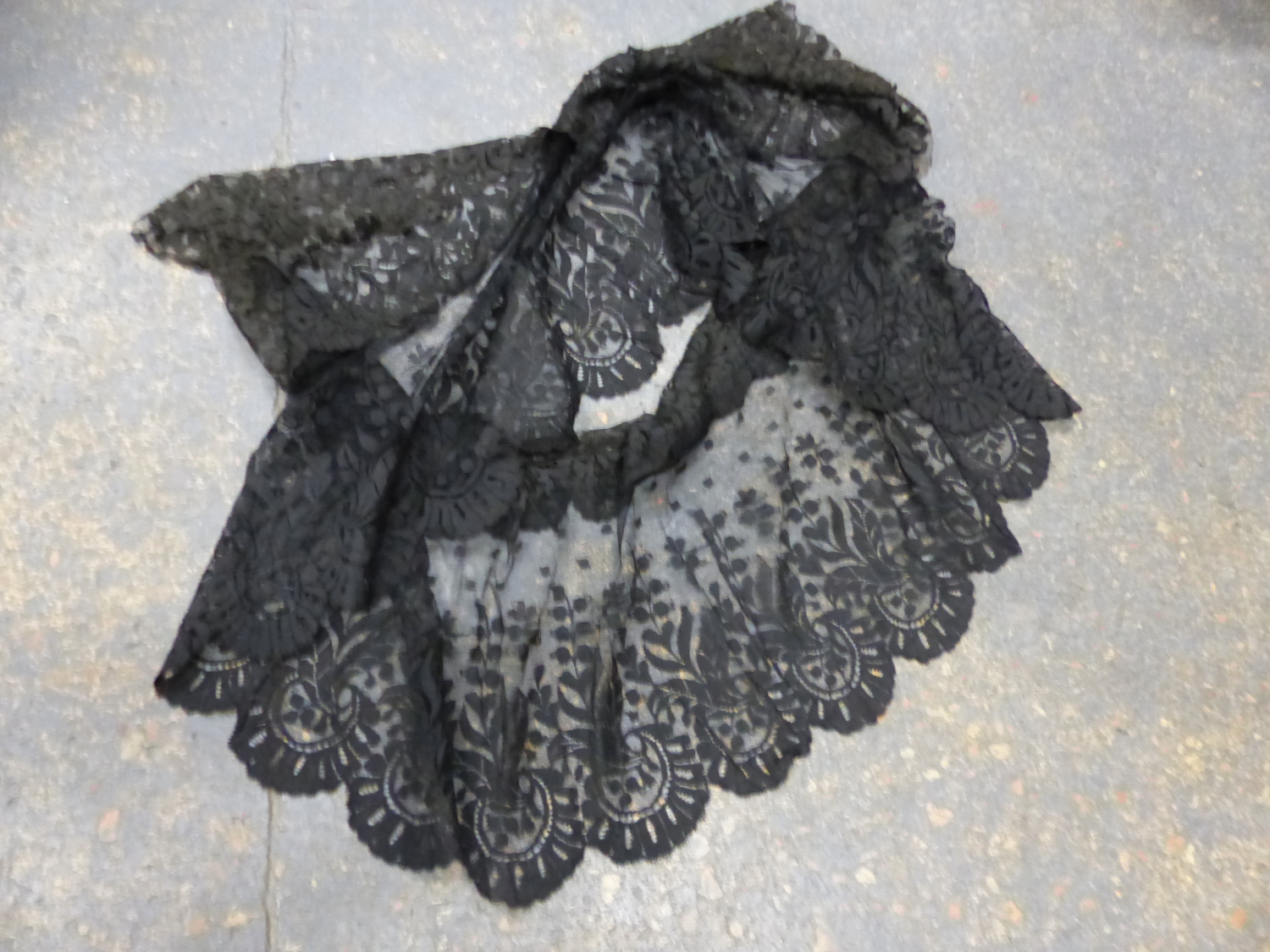 A SMALL COLLECTION OF ANTIQUE AND FINELY WORKED LACE, TO INCLUDE A SHAWL, VEILS, ETC. - Image 10 of 15