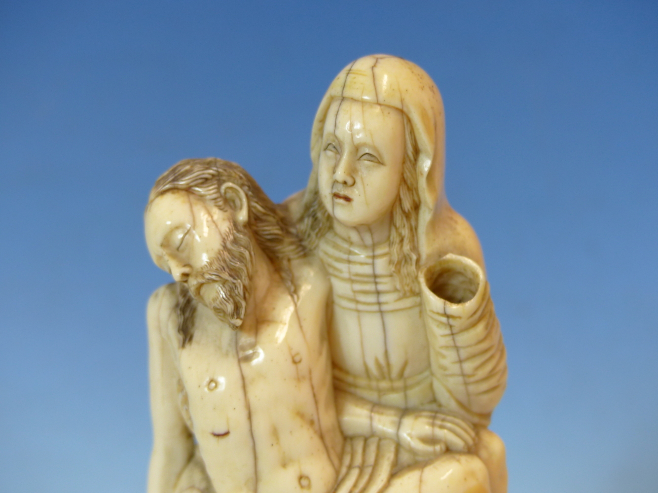 AN 18TH CENTURY CARVED IVORY FIGURE GROUP OF THE VIRGIN HOLDING THE DEAD CHRIST. PROBABLY GERMAN. 12 - Image 4 of 13