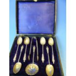 A CASED SET OF SILVER HALLMARKED APOSTLE SPOONS WITH SIFTER AND TONGS.