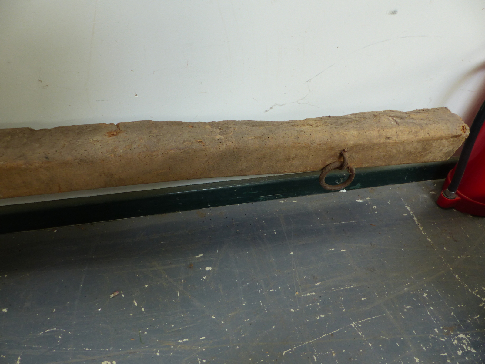 A 19th.C.ELM TETHERING RAIL WITH WROUGHT IRON FITMENTS. L.330cms. - Image 2 of 5