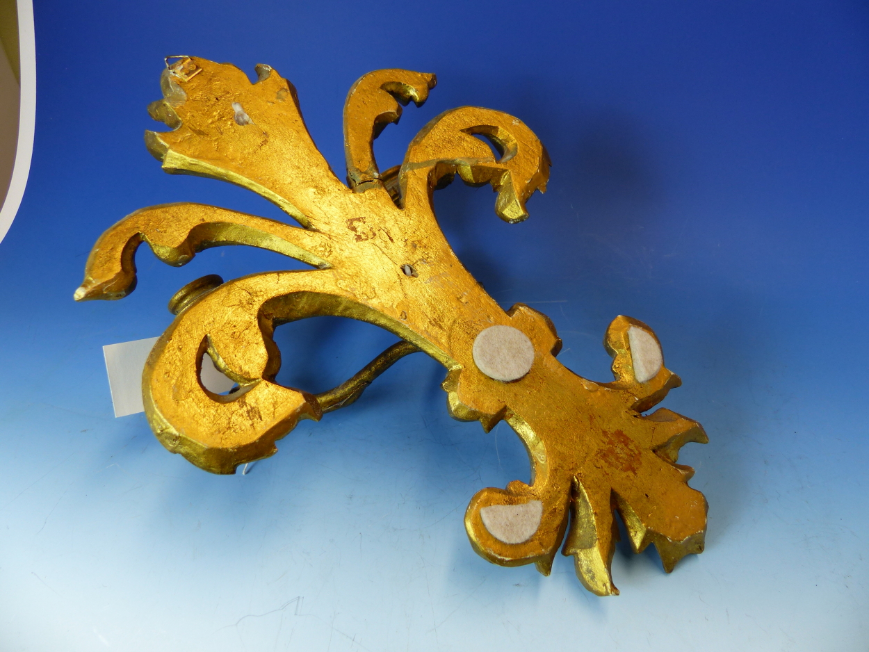 THREE FLORENTINE STYLE SMALL GILT WALL BRACKETS, TOGETHER WITH A TWO LIGHT SCONCE (4). - Image 7 of 11