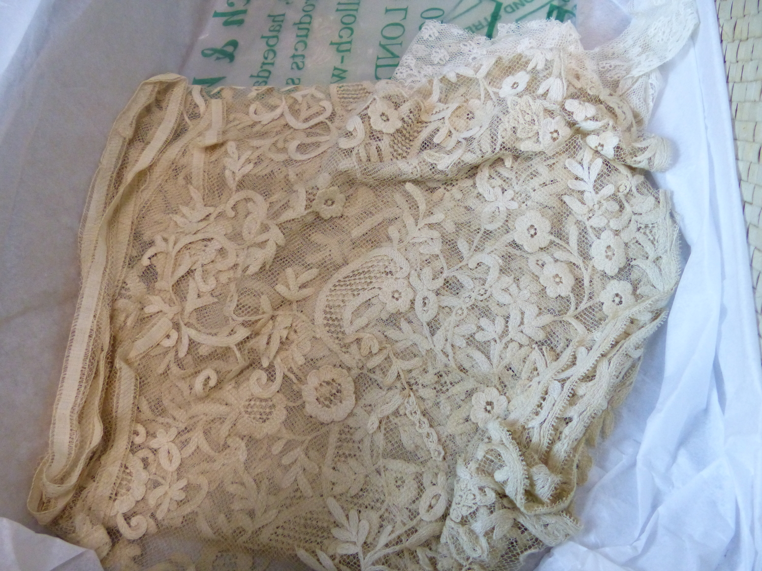 A SMALL COLLECTION OF ANTIQUE AND FINELY WORKED LACE, TO INCLUDE A SHAWL, VEILS, ETC. - Image 7 of 15