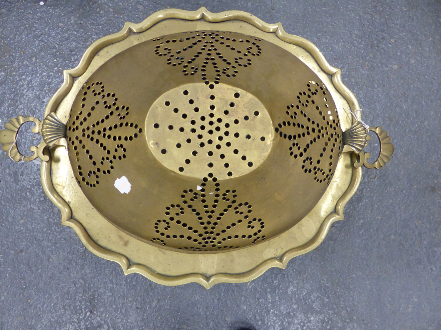 A PERSIAN HEAVY CAST AND PIERCED BRASS BRAZIER WITH DOME COVER, OVAL LOBED FORM WITH SCROLL FEET. H. - Image 3 of 6