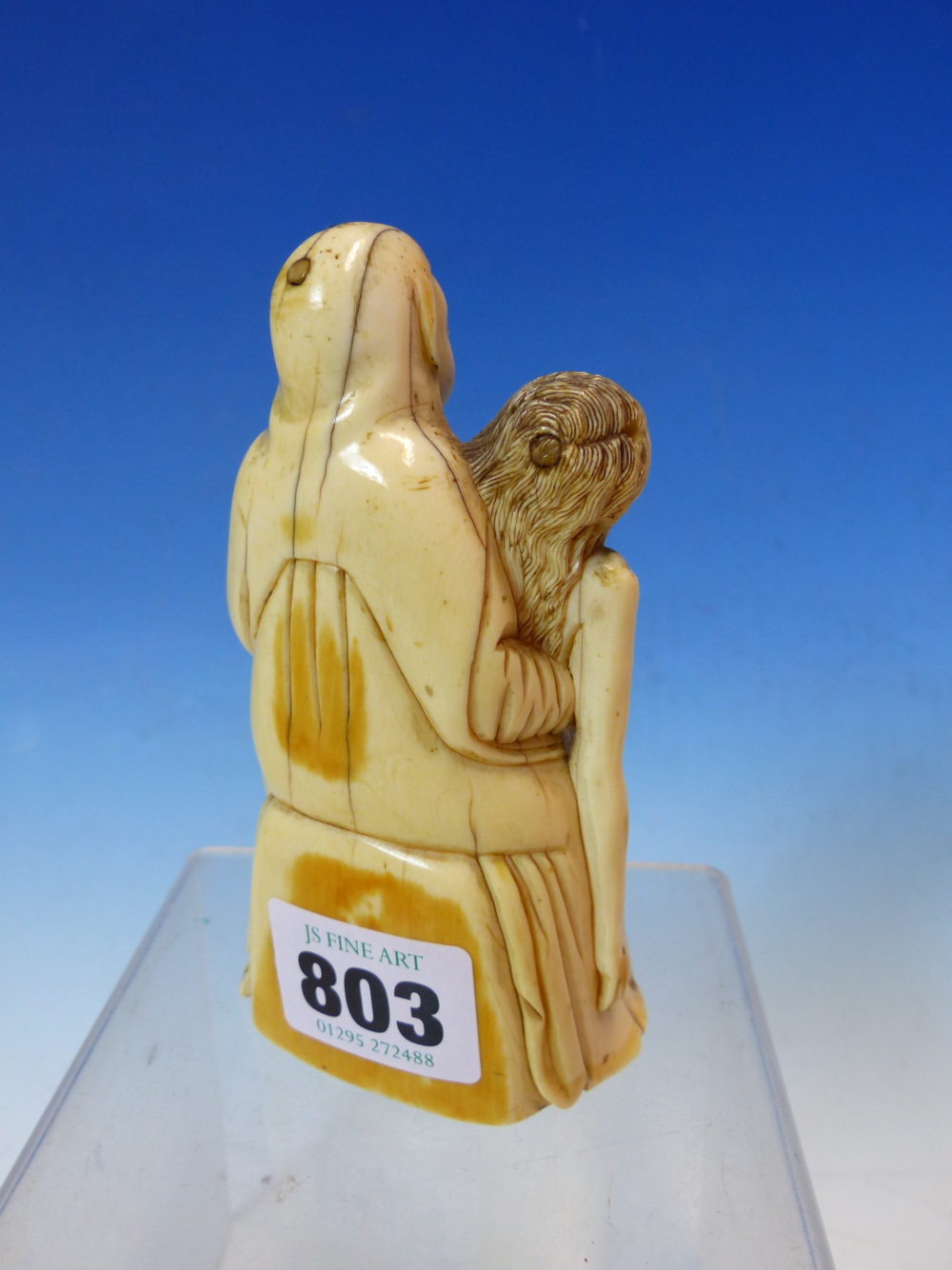 AN 18TH CENTURY CARVED IVORY FIGURE GROUP OF THE VIRGIN HOLDING THE DEAD CHRIST. PROBABLY GERMAN. 12 - Image 10 of 13