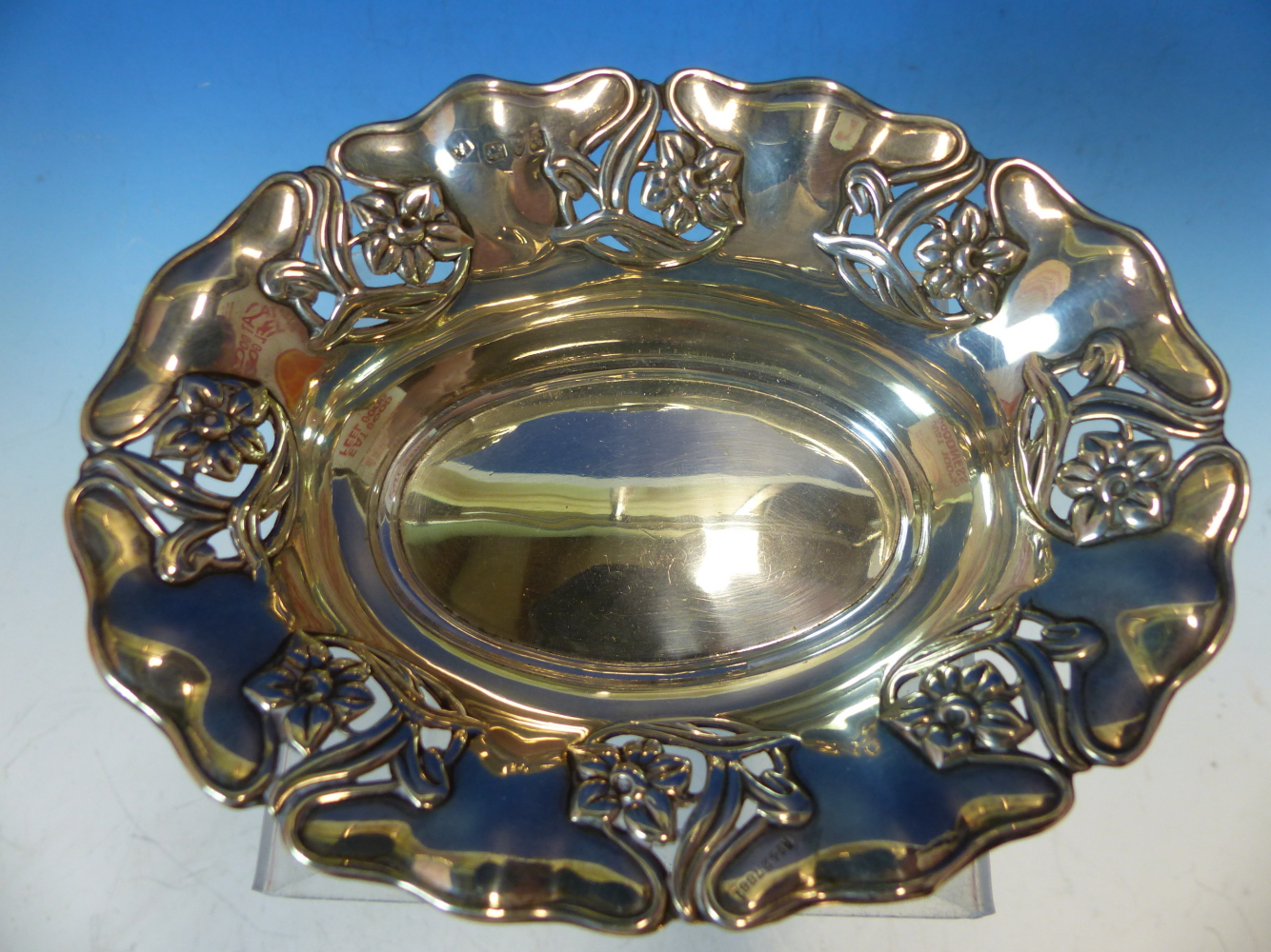 A PAIR OF HALLMARKED SILVER ART NOUVEAU SMALL DISHES. - Image 5 of 6