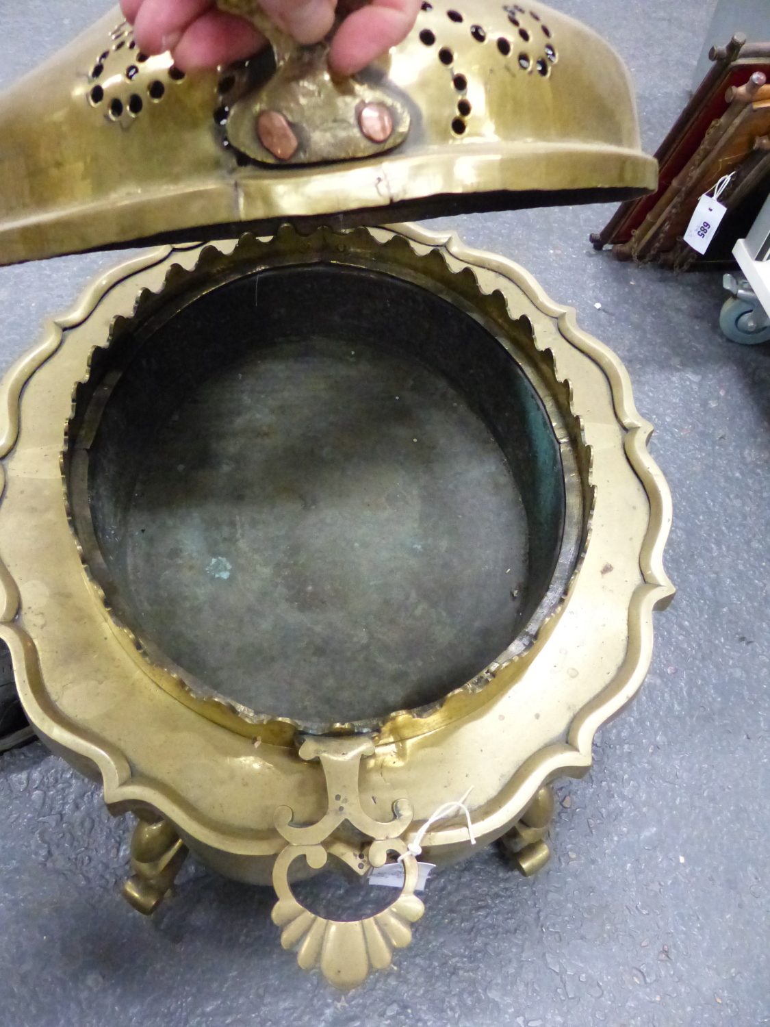 A PERSIAN HEAVY CAST AND PIERCED BRASS BRAZIER WITH DOME COVER, OVAL LOBED FORM WITH SCROLL FEET. H. - Image 6 of 6