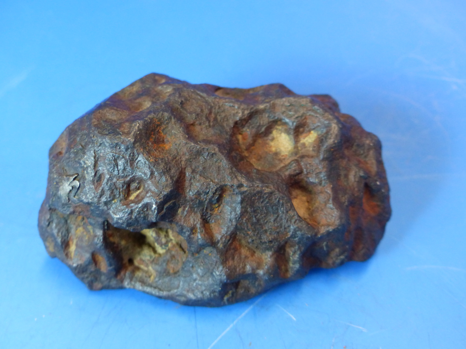 A LARGE HEAVY FRAGMENT METEORITE FROM THE YUKON.9CM LONG - Image 9 of 9