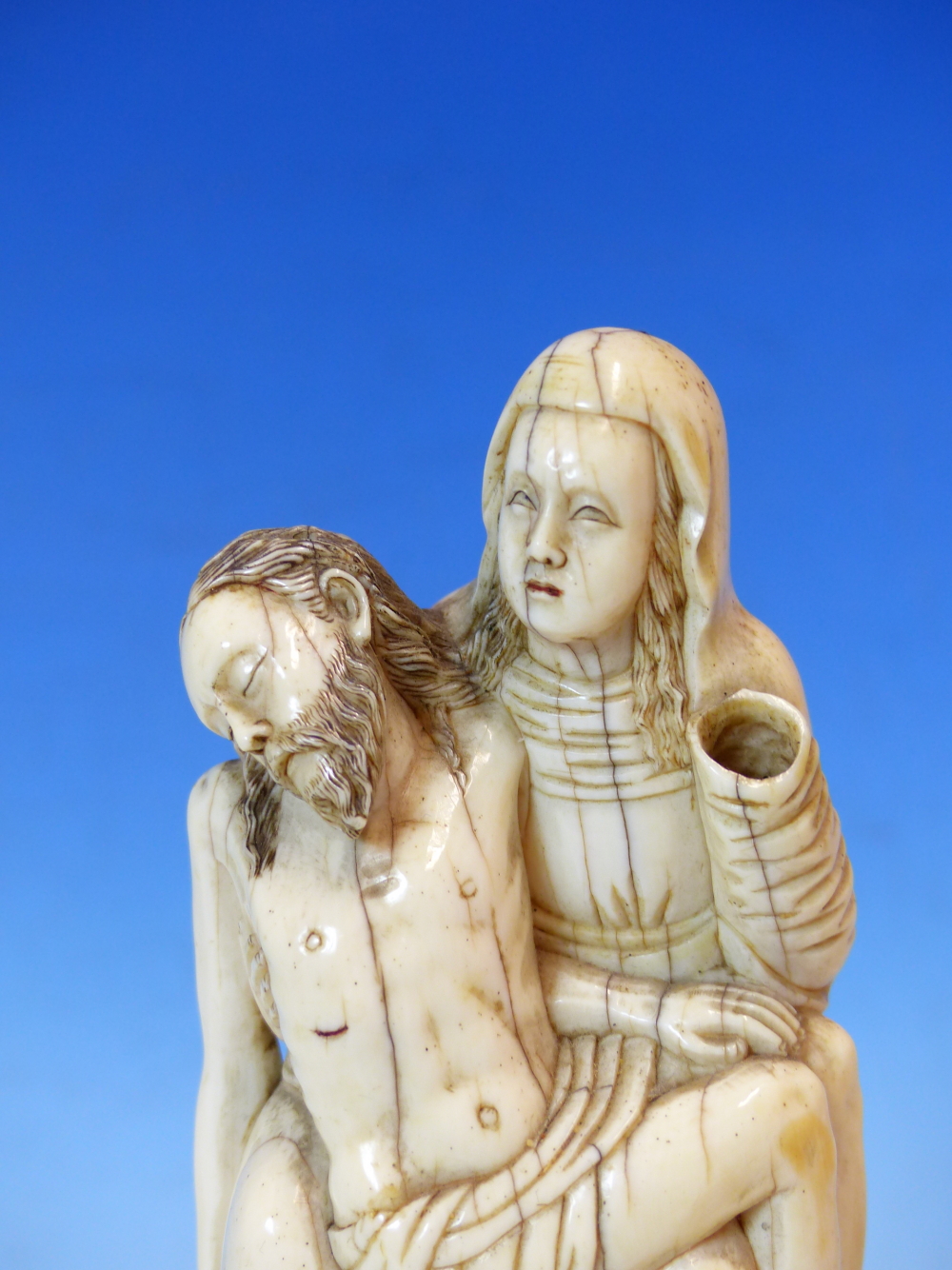 AN 18TH CENTURY CARVED IVORY FIGURE GROUP OF THE VIRGIN HOLDING THE DEAD CHRIST. PROBABLY GERMAN. 12 - Image 3 of 13