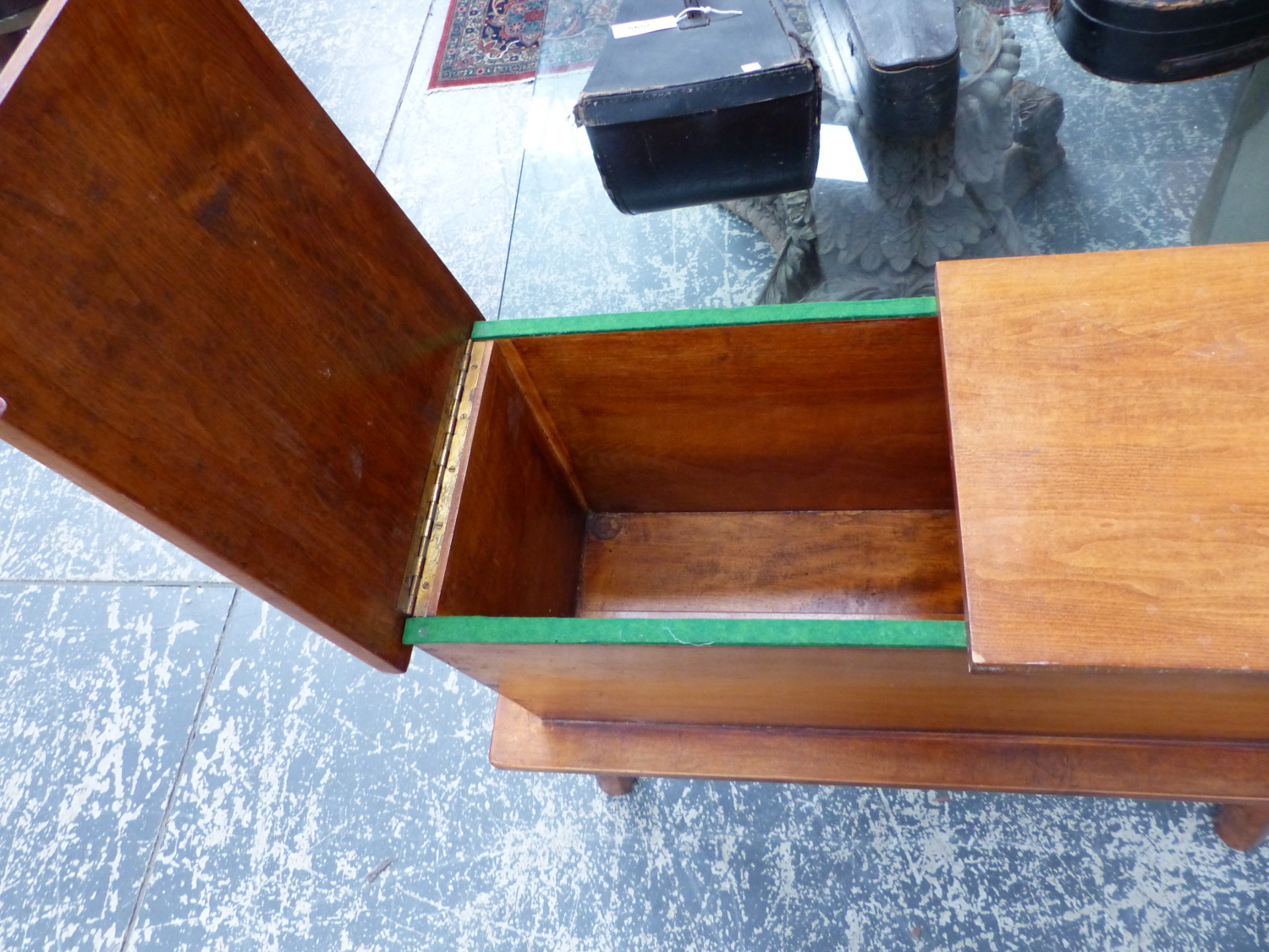 AN AMERICAN MAPLE HINGED TOP WORK BOX ON TURNED LEG STAND. H. 62 x W. 82cms. - Image 3 of 3