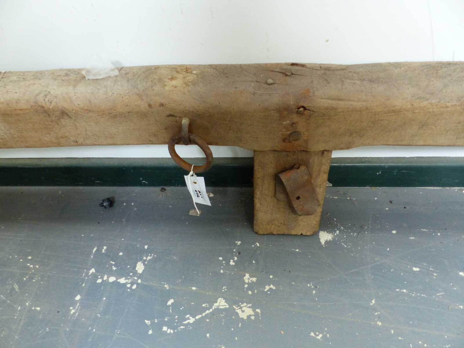 A 19th.C.ELM TETHERING RAIL WITH WROUGHT IRON FITMENTS. L.330cms. - Image 3 of 5