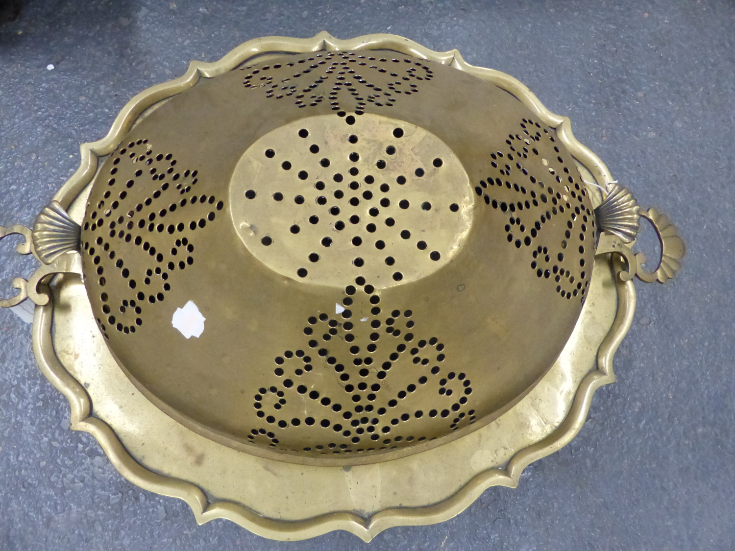 A PERSIAN HEAVY CAST AND PIERCED BRASS BRAZIER WITH DOME COVER, OVAL LOBED FORM WITH SCROLL FEET. H. - Image 2 of 6