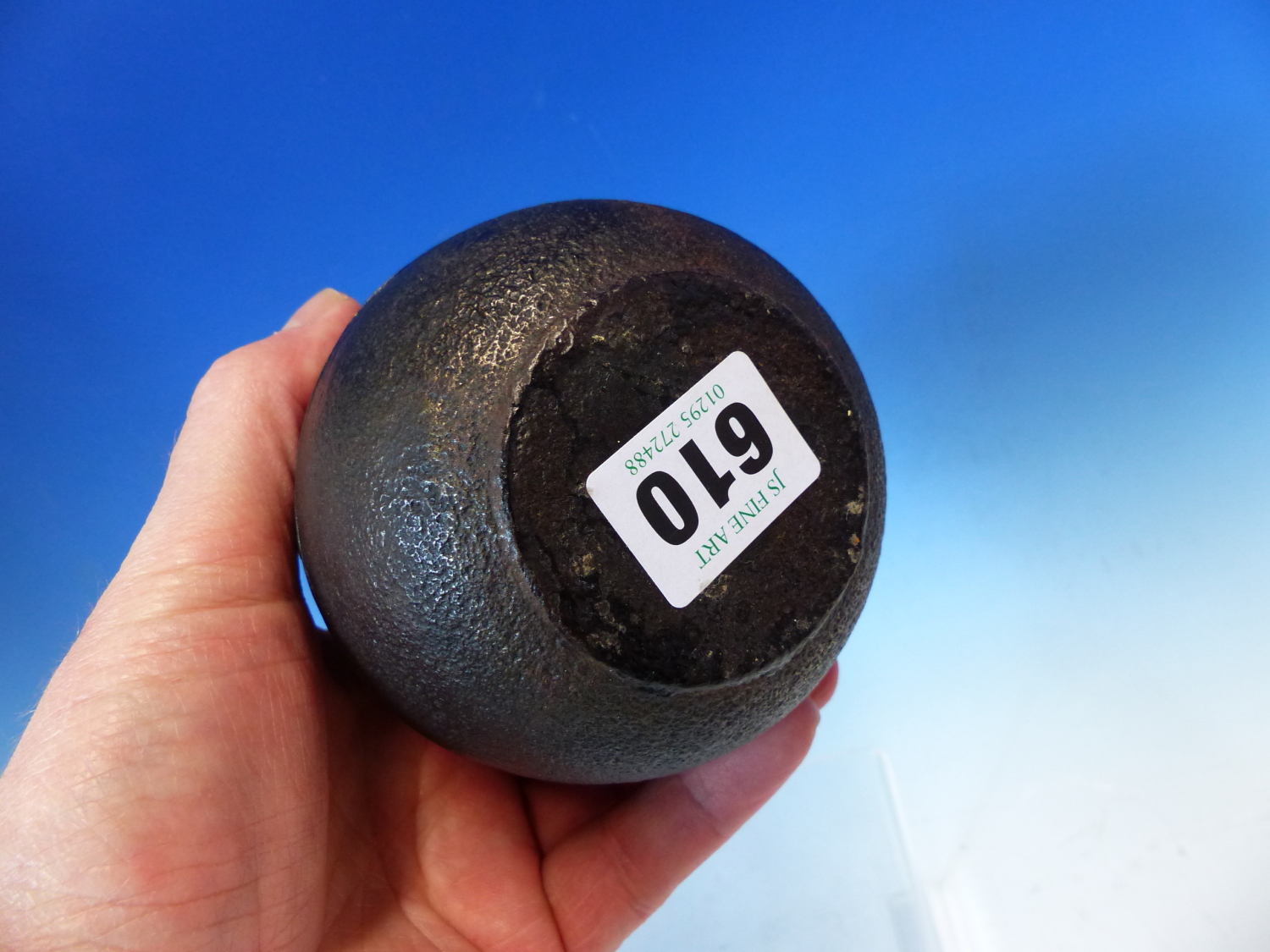 A JAPANESE CAST IRON VASE OF OVOID FORM WITH SCRIPT DECORATION AND SIGNITURE SEAL. 13CM HIGH - Image 9 of 9