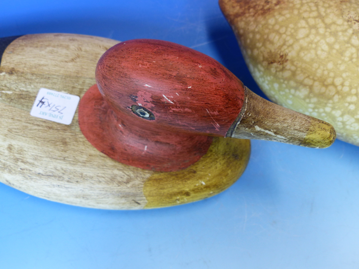 THREE CARVED AND PAINTED DUCK DECOYS, LENGTH OF LARGEST 39cms, TOGETHER WITH A CERAMIC EXAMPLE. - Image 14 of 25