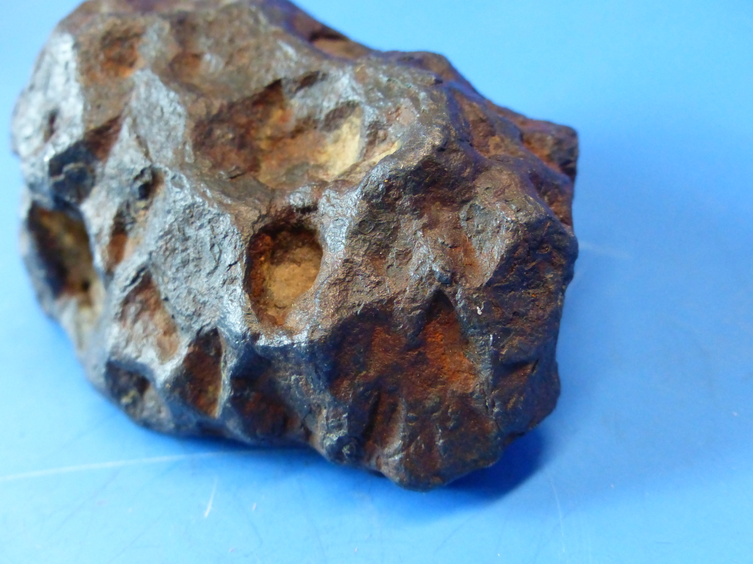 A LARGE HEAVY FRAGMENT METEORITE FROM THE YUKON.9CM LONG - Image 2 of 9