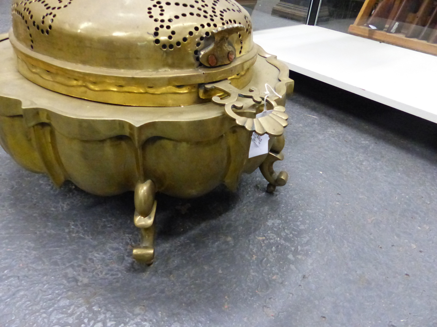 A PERSIAN HEAVY CAST AND PIERCED BRASS BRAZIER WITH DOME COVER, OVAL LOBED FORM WITH SCROLL FEET. H. - Image 5 of 6