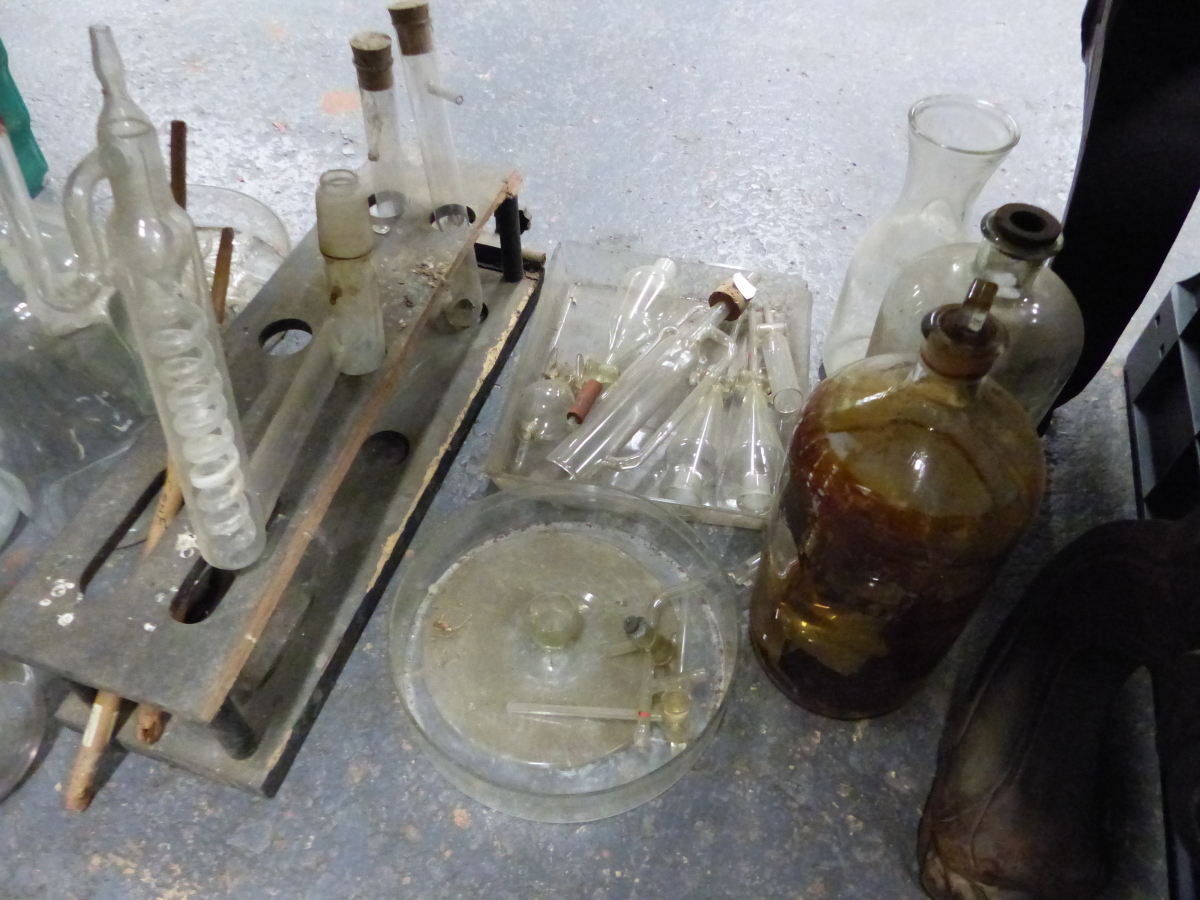 A LARGE COLLECTION OF VINTAGE APOTHECARY/CHEMISTS GLASSWARE, INCLUDING FLASKS, PIPETTES ETC. - Image 4 of 6