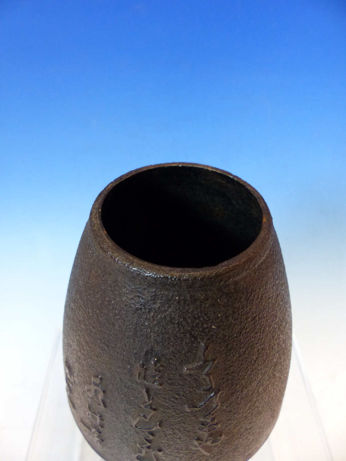 A JAPANESE CAST IRON VASE OF OVOID FORM WITH SCRIPT DECORATION AND SIGNITURE SEAL. 13CM HIGH - Image 7 of 9