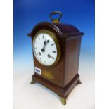 AN INLAID MAHOGANY EDWARDIAN GEORGIAN STYLE MANTEL CLOCK WITH BRASS CARRYING HANDLE AND FEET,