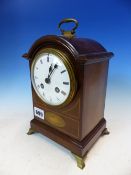 AN INLAID MAHOGANY EDWARDIAN GEORGIAN STYLE MANTEL CLOCK WITH BRASS CARRYING HANDLE AND FEET,