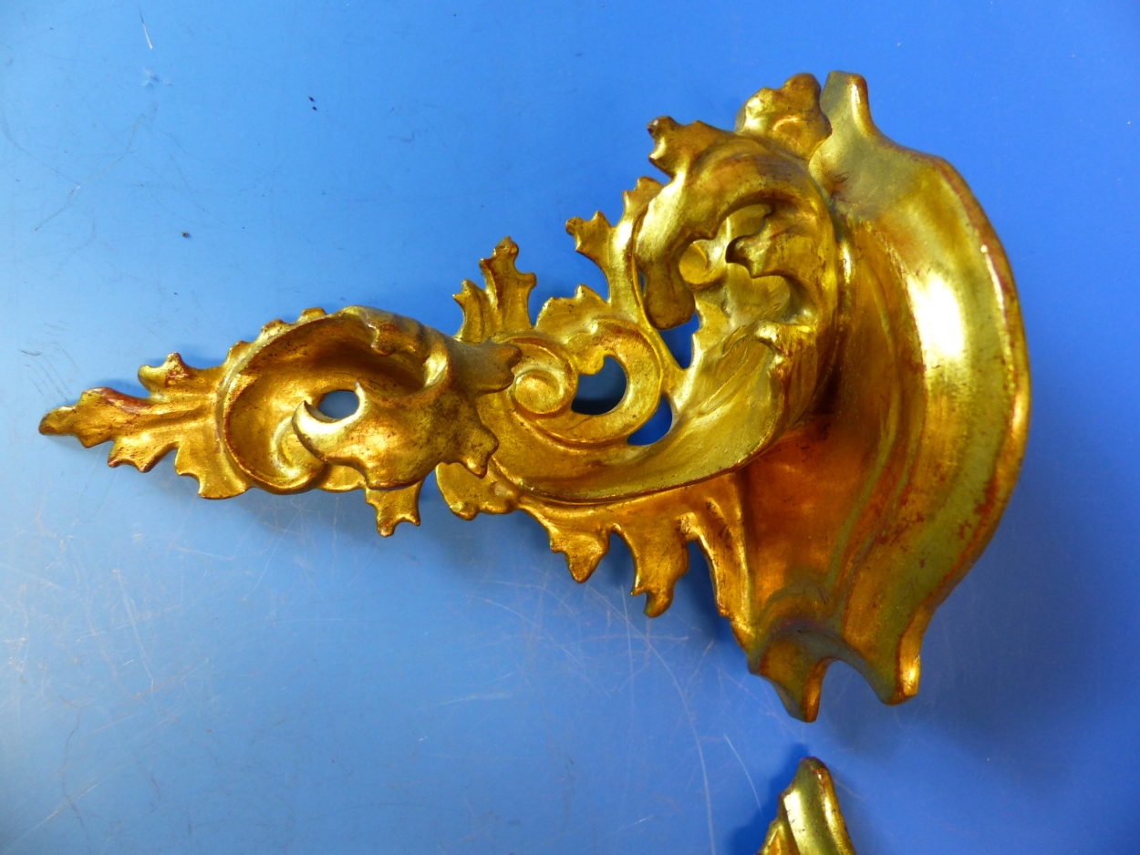THREE FLORENTINE STYLE SMALL GILT WALL BRACKETS, TOGETHER WITH A TWO LIGHT SCONCE (4). - Image 10 of 11