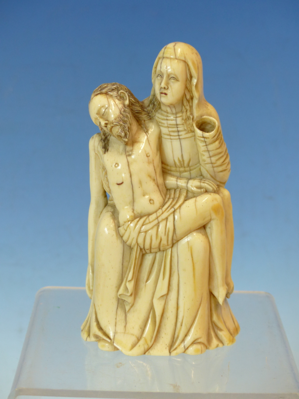 AN 18TH CENTURY CARVED IVORY FIGURE GROUP OF THE VIRGIN HOLDING THE DEAD CHRIST. PROBABLY GERMAN. 12 - Image 2 of 13