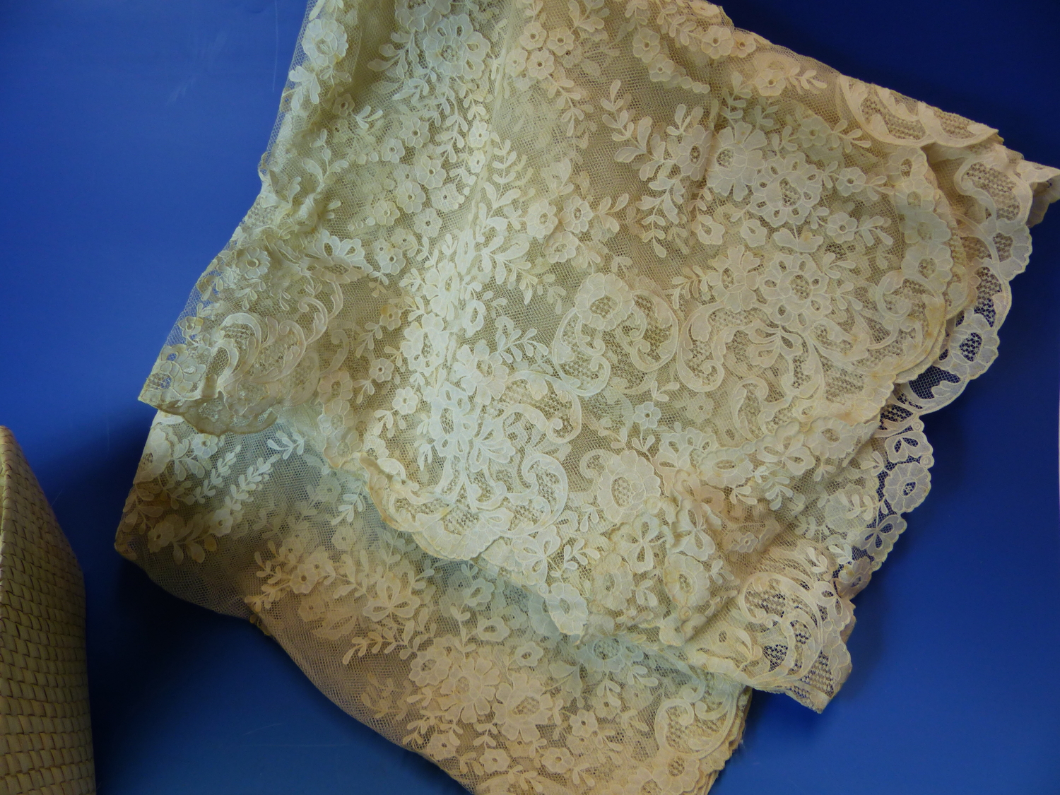 A SMALL COLLECTION OF ANTIQUE AND FINELY WORKED LACE, TO INCLUDE A SHAWL, VEILS, ETC. - Image 4 of 15