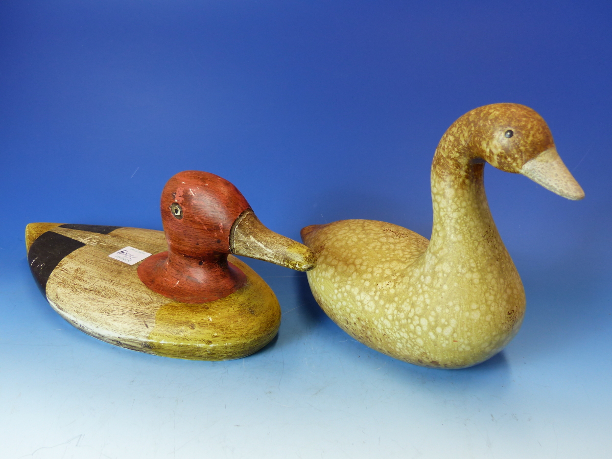 THREE CARVED AND PAINTED DUCK DECOYS, LENGTH OF LARGEST 39cms, TOGETHER WITH A CERAMIC EXAMPLE. - Image 8 of 25