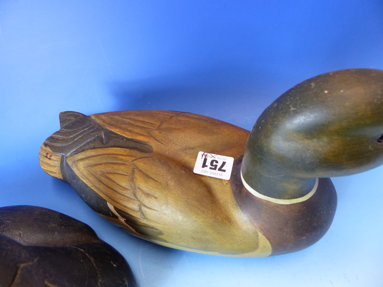 THREE CARVED AND PAINTED DUCK DECOYS, LENGTH OF LARGEST 39cms, TOGETHER WITH A CERAMIC EXAMPLE. - Image 3 of 25