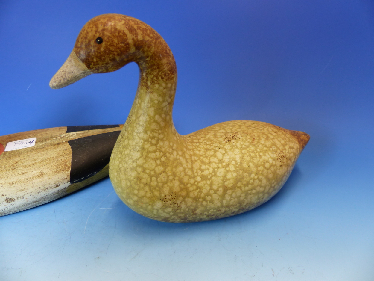 THREE CARVED AND PAINTED DUCK DECOYS, LENGTH OF LARGEST 39cms, TOGETHER WITH A CERAMIC EXAMPLE. - Image 17 of 25
