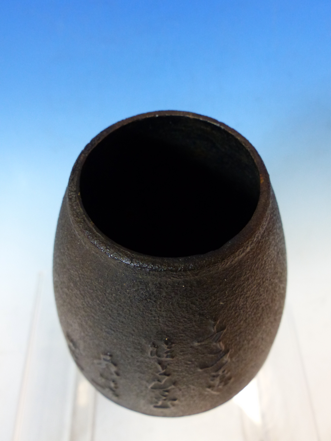 A JAPANESE CAST IRON VASE OF OVOID FORM WITH SCRIPT DECORATION AND SIGNITURE SEAL. 13CM HIGH - Image 3 of 9