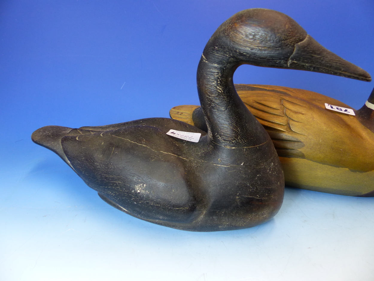 THREE CARVED AND PAINTED DUCK DECOYS, LENGTH OF LARGEST 39cms, TOGETHER WITH A CERAMIC EXAMPLE. - Image 4 of 25