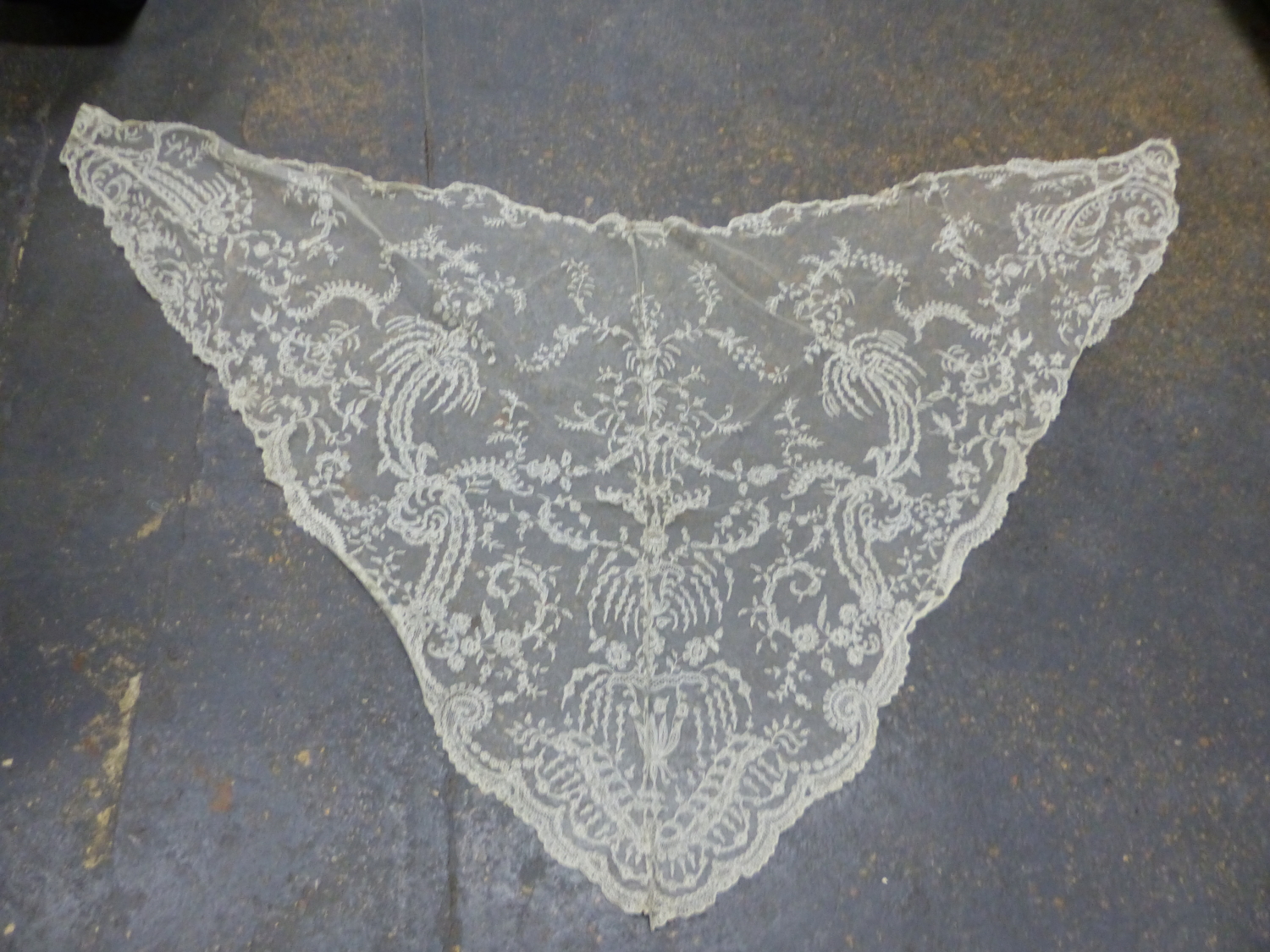 A SMALL COLLECTION OF ANTIQUE AND FINELY WORKED LACE, TO INCLUDE A SHAWL, VEILS, ETC. - Image 9 of 15