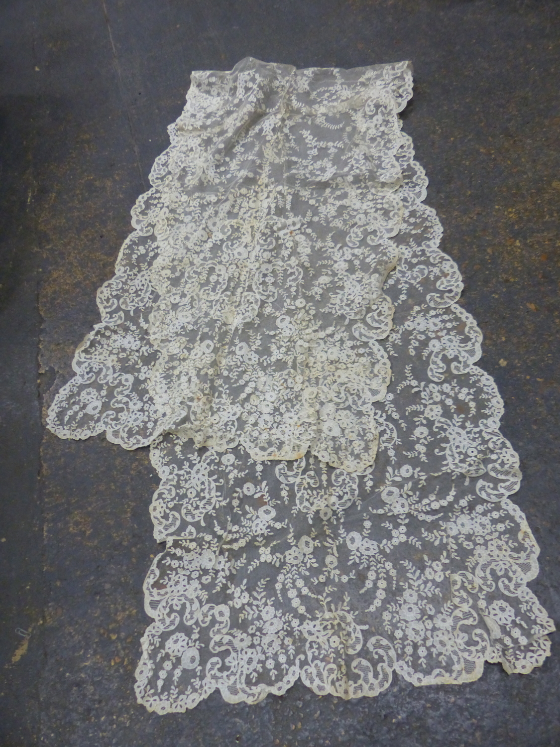 A SMALL COLLECTION OF ANTIQUE AND FINELY WORKED LACE, TO INCLUDE A SHAWL, VEILS, ETC. - Image 11 of 15