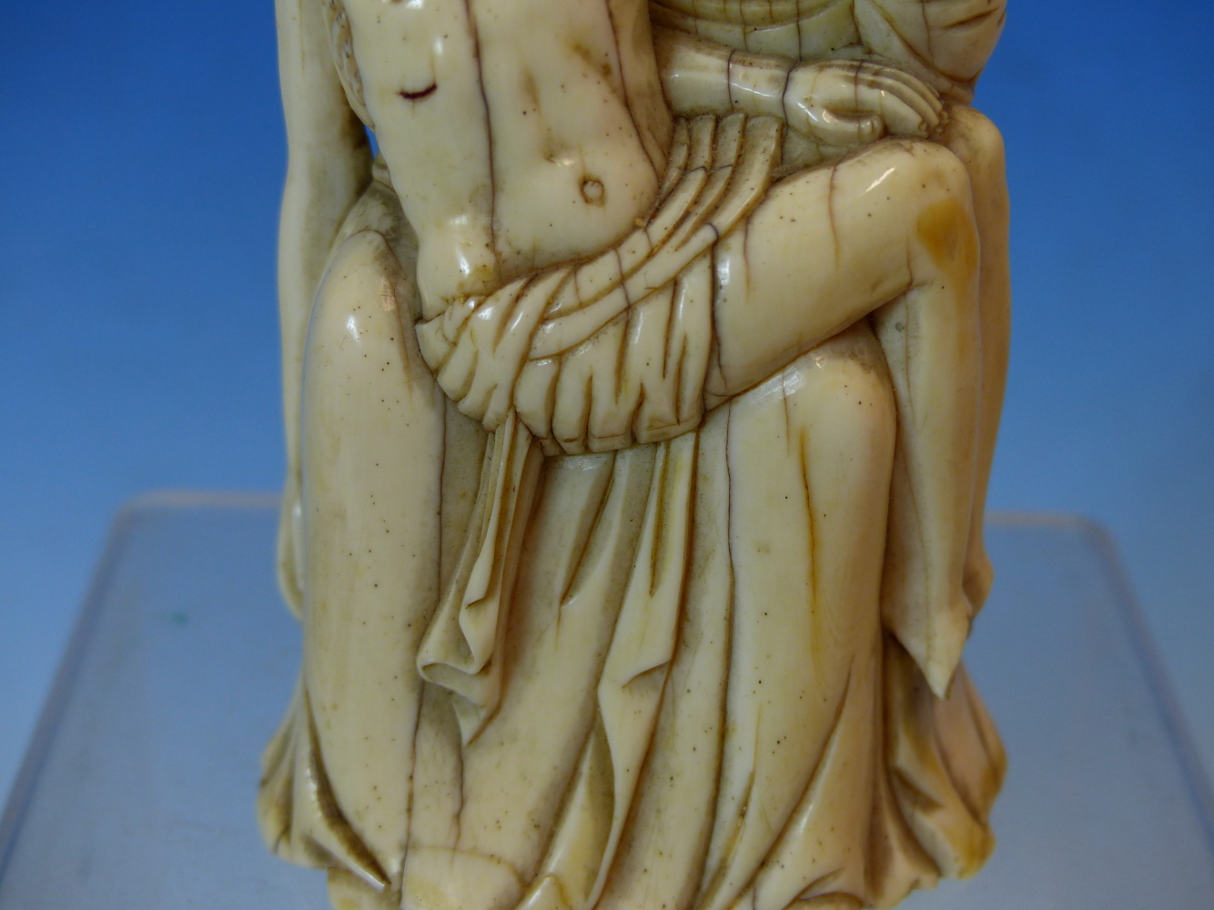 AN 18TH CENTURY CARVED IVORY FIGURE GROUP OF THE VIRGIN HOLDING THE DEAD CHRIST. PROBABLY GERMAN. 12 - Image 5 of 13