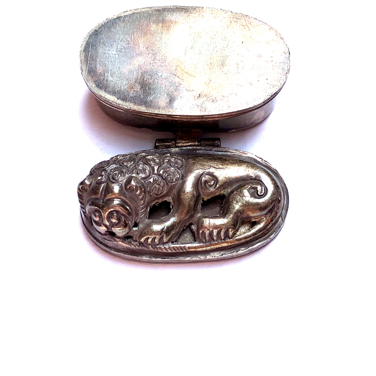 A SMALL WHITE METAL BOX THE HINGED LID DECORATED WITH EASTERN LION, AN ORIENTAL SILVER " - Image 9 of 19