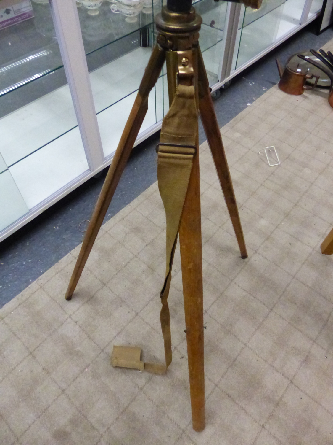 A 1944 SIGHT DIAL No. 9 MK 1 ON TRIPOD WITH CANVAS SHOULDER STRAP. H 125cms. - Image 7 of 11