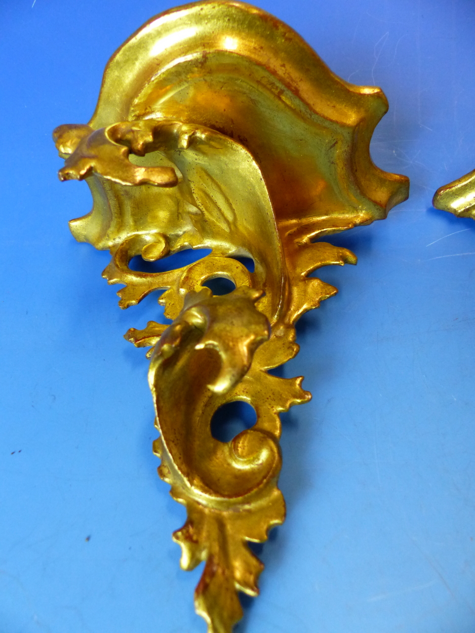 THREE FLORENTINE STYLE SMALL GILT WALL BRACKETS, TOGETHER WITH A TWO LIGHT SCONCE (4). - Image 9 of 11