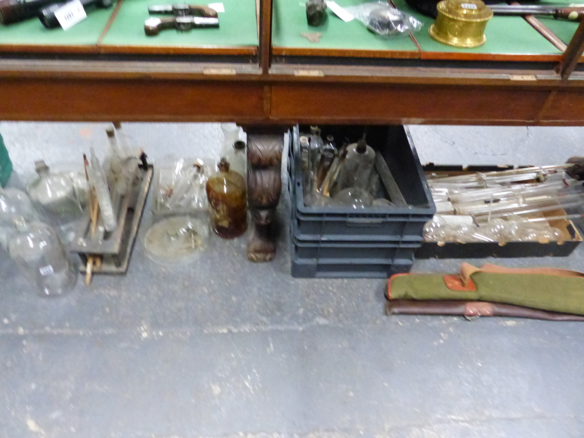 A LARGE COLLECTION OF VINTAGE APOTHECARY/CHEMISTS GLASSWARE, INCLUDING FLASKS, PIPETTES ETC. - Image 3 of 6