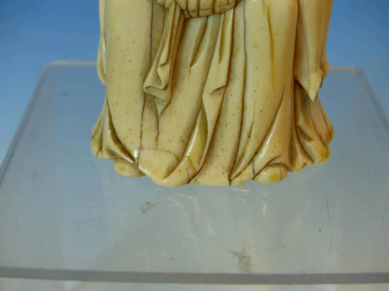 AN 18TH CENTURY CARVED IVORY FIGURE GROUP OF THE VIRGIN HOLDING THE DEAD CHRIST. PROBABLY GERMAN. 12 - Image 6 of 13